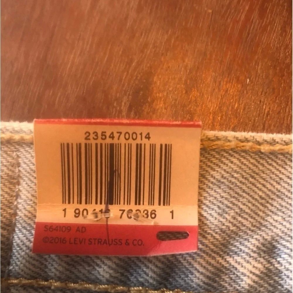 NWT Levi’s Wedgie Fit High-Rise Jean Shorts in Light Wash